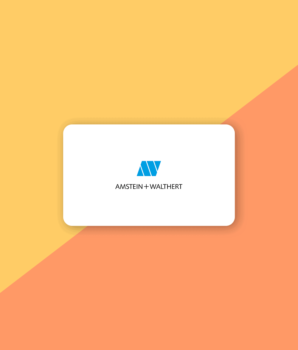 Man sieht das Logo des Unternehmens AMSTEIN+PARTNER. Das Logo ist auf weißem Hintergrund in Form einer Kreditkarte abgebildet. Es ist von einem zweifarbigen Hintergrund umgeben. Klickt man auf das Logo von AMSTEIN+PARTNER, gelangt man zu den Hörbeispielen der professionellen Telefonansagen und der professionellen Sprachansagen, welche VICTURA für diesen Kunden produziert hat.