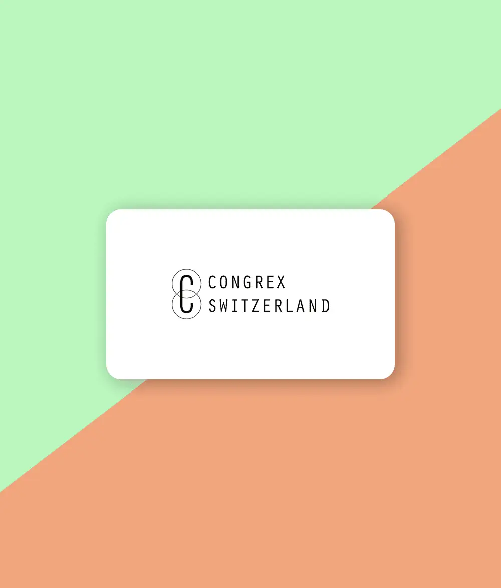 Man sieht das Logo von CONGREX SWITZERLAND. Das Logo ist auf weißem Hintergrund in Form einer Kreditkarte abgebildet. Es ist von einem zweifarbigen Hintergrund umgeben. Klickt man auf das Logo der CONGREX SWITZERLAND gelangt man zu den Hörbeispielen der professionellen Telefonansagen und der professionellen Sprachansagen, welche VICTURA für diesen Kunden produziert hat.