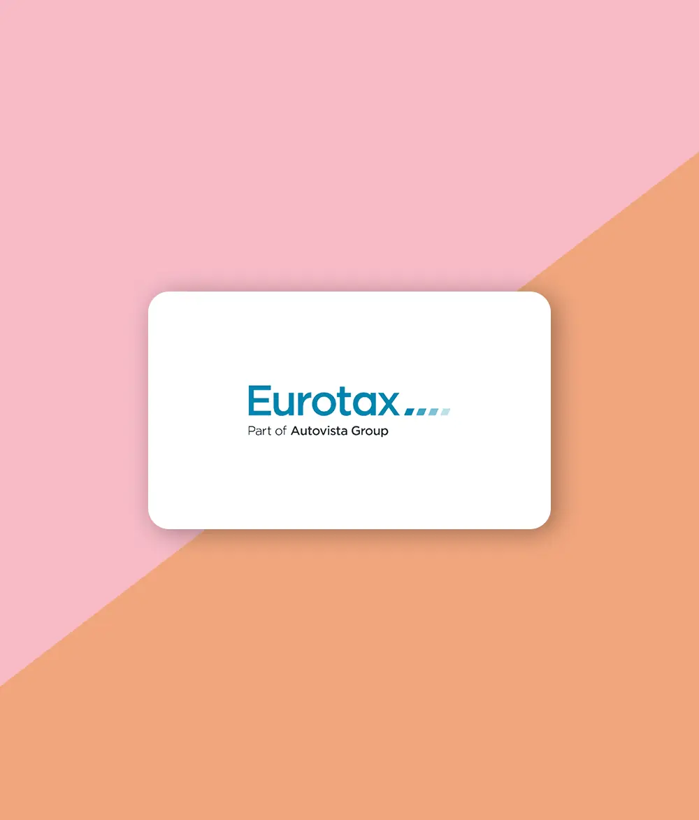Man sieht das Logo des Unternehmens Eurotax. Das Logo hat einen blauen Schriftzug und ist auf einem weissen Hintergrund in Form einer Kreditkarte abgebildet. Es ist von einem zweifarbigen Hintergrund umgeben. Klickt man das Logo an, gelangt man zu den Hörproben der Sprachansagen, welche VICTURA für Eurotax produziert hat.