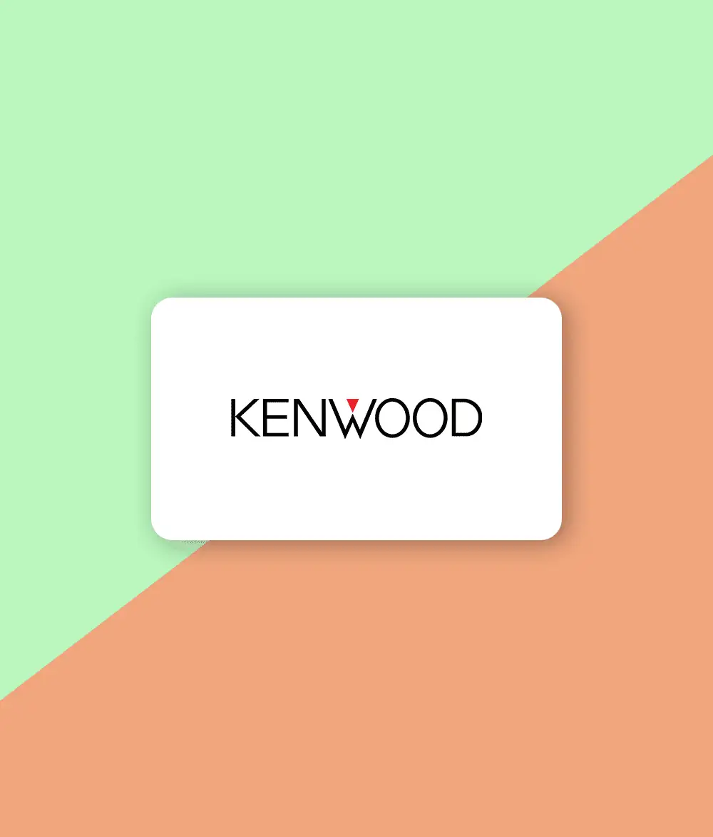 Man sieht das Logo von Kenwood. Das Logo ist auf weißem Hintergrund in Form einer Kreditkarte abgebildet. Es ist von einem zweifarbigen Hintergrund umgeben. Klickt man auf das Logo von Kenwood, gelangt man zu den Hörproben professioneller Sprachansagen und Anrufbeantworteransagen, welche VICTURA für diesen Kunden produziert hat.