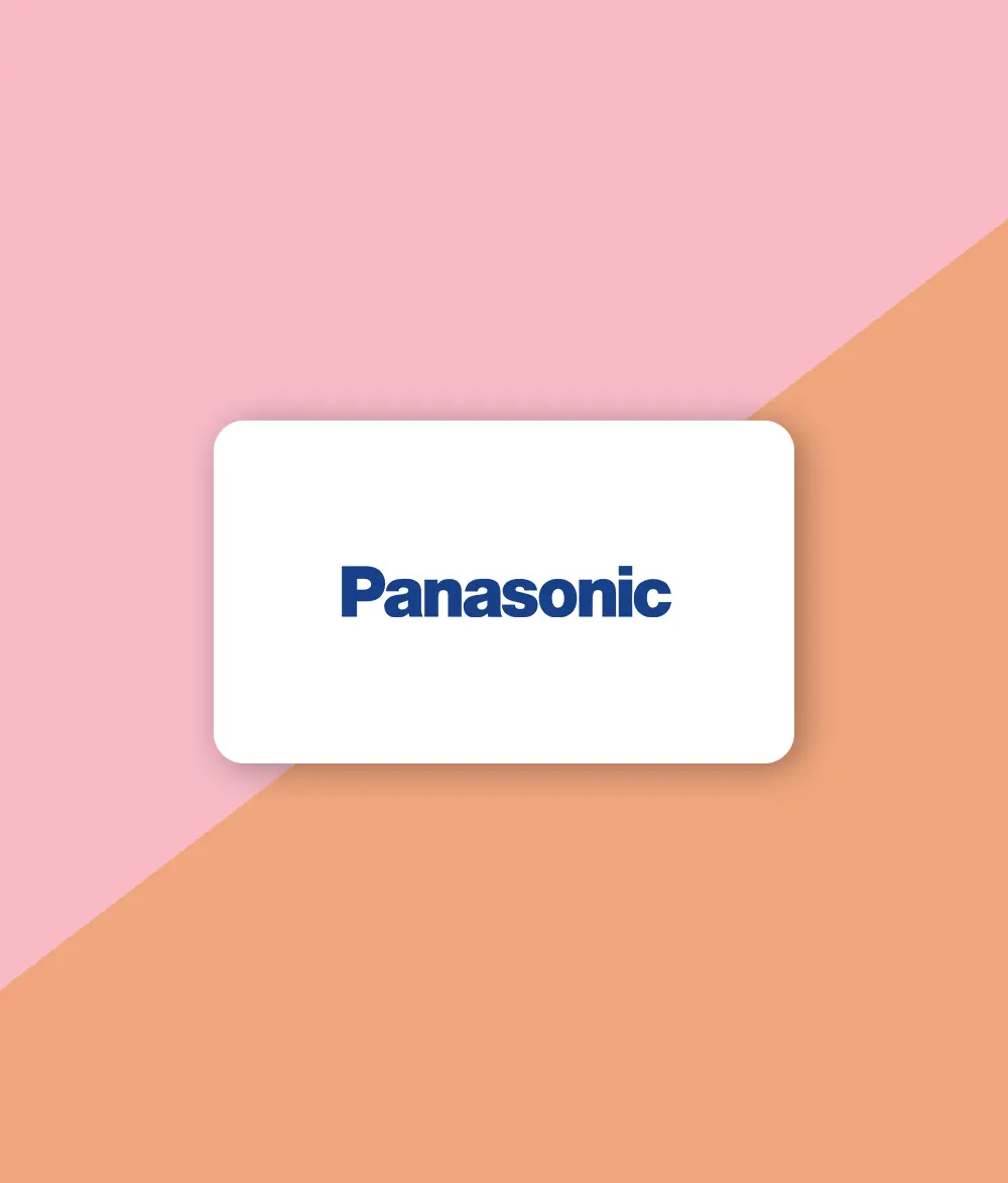 Man sieht das Logo des Unternehmens Panasonic. Das Logo ist auf weißem Hintergrund in Form einer Kreditkarte abgebildet. Es ist von einem zweifarbigen Hintergrund umgeben. Klickt man auf das Logo von Panasonic, gelangt man zu den Hörproben professioneller Sprachansagen und Telefonansagen, welche VICTURA für diesen Kunden produziert hat.
