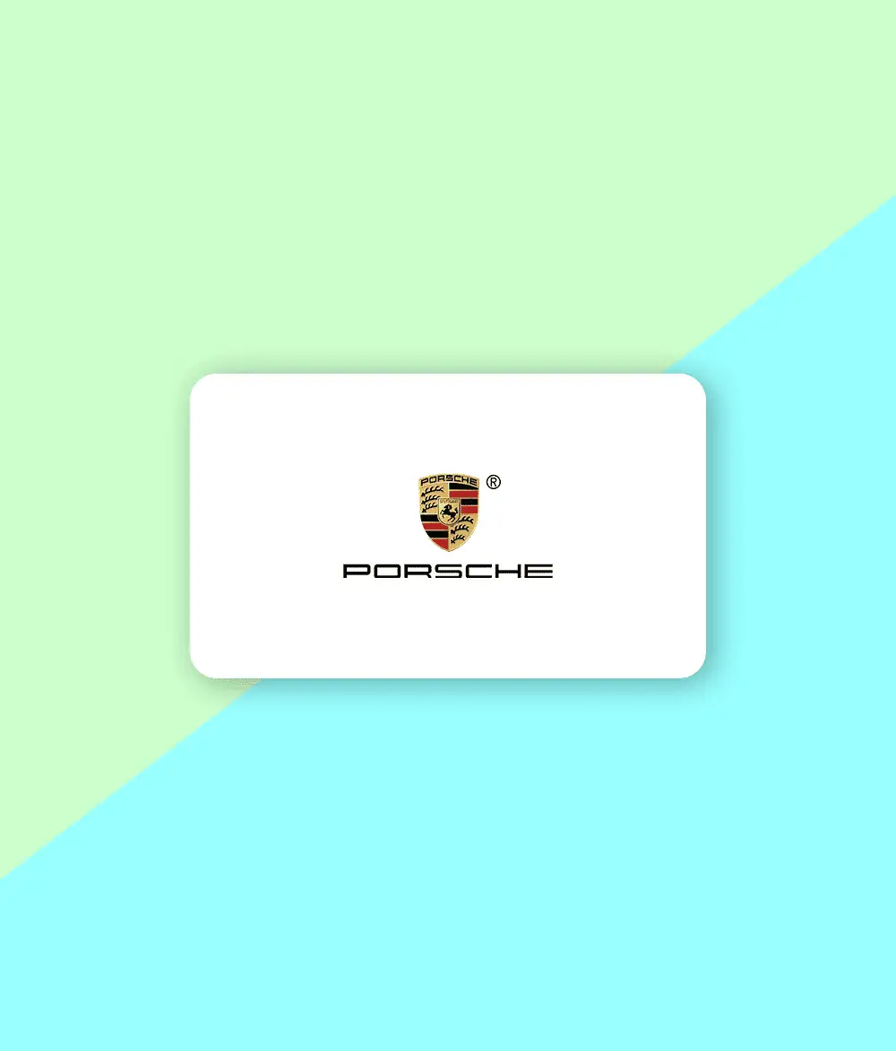 Man sieht das Logo von Porsche. Das Logo ist auf weißem Hintergrund in Form einer Kreditkarte abgebildet. Es ist von einem zweifarbigen Hintergrund umgeben. Klickt man das Logo von Porsche an, gelangt man zu den Hörproben professioneller Anrufbeantworteransagen und Telefonansagen, welche VICTURA für diesen Kunden produziert hat.