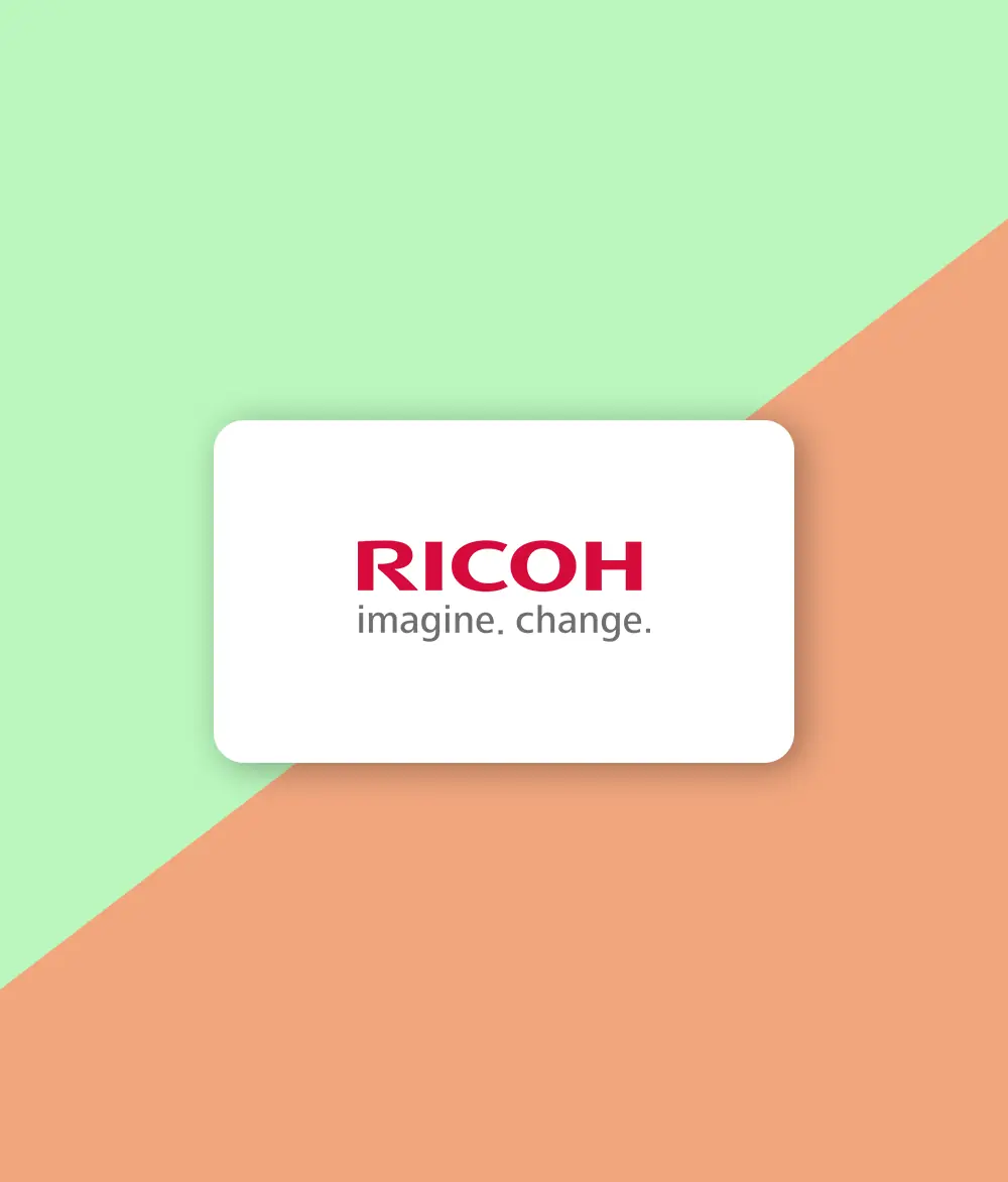 Man sieht das Logo des Unternehmens RICOH. Das Logo ist auf weißem Hintergrund in Form einer Kreditkarte abgebildet. Es ist von einem zweifarbigen Hintergrund umgeben. Klickt man auf das Logo von RICOH, gelangt man zu den Hörbeispielen der professionellen Telefonansagen und der professionellen Sprachansagen, welche VICTURA für diesen Kunden produziert hat.