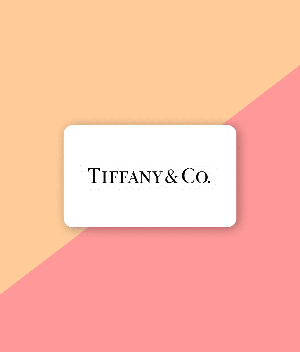 Man sieht das Logo vom Tiffany & Co. Das Logo ist auf weißem Hintergrund in Form einer Kreditkarte abgebildet. Es ist von einem zweifarbigen Hintergrund umgeben. Klickt man auf das Logo von Tiffany & Co gelangt man zu den Hörbeispielen der professionellen Telefonansagen und der professionellen Sprachansagen, welche VICTURA für diesen Kunden produziert hat.