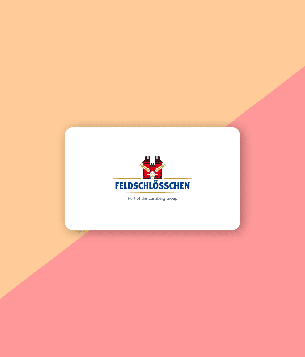 Das Logo der Feldschlösschen Getränke AG zeigt einen blauen Schriftzug und ein rotes Schlosssymbol auf weißem Hintergrund in Form einer Kreditkarte. Es ist von einem zweifarbigen Hintergrund umgeben. Klickt man das Logo an, gelangt man zu den Demos der Anrufbeantworteransagen, welche VICTURA für Feldschlösschen produziert hat.