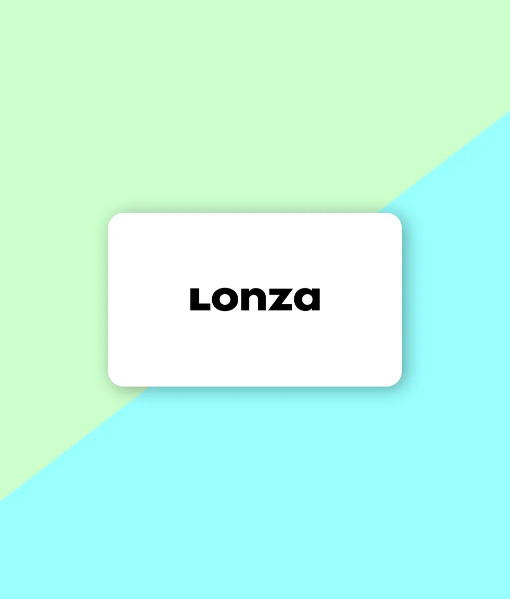 Man sieht das Logo des Pharmaunternehmens LONZA .Das Logo ist auf weißem Hintergrund in Form einer Kreditkarte abgebildet. Es ist von einem zweifarbigen Hintergrund umgeben. Klickt man das Logo an, gelangt man zu den Hörproben von IVRs und Telefonansagen, welche VICTURA für LONZA produziert hat.
