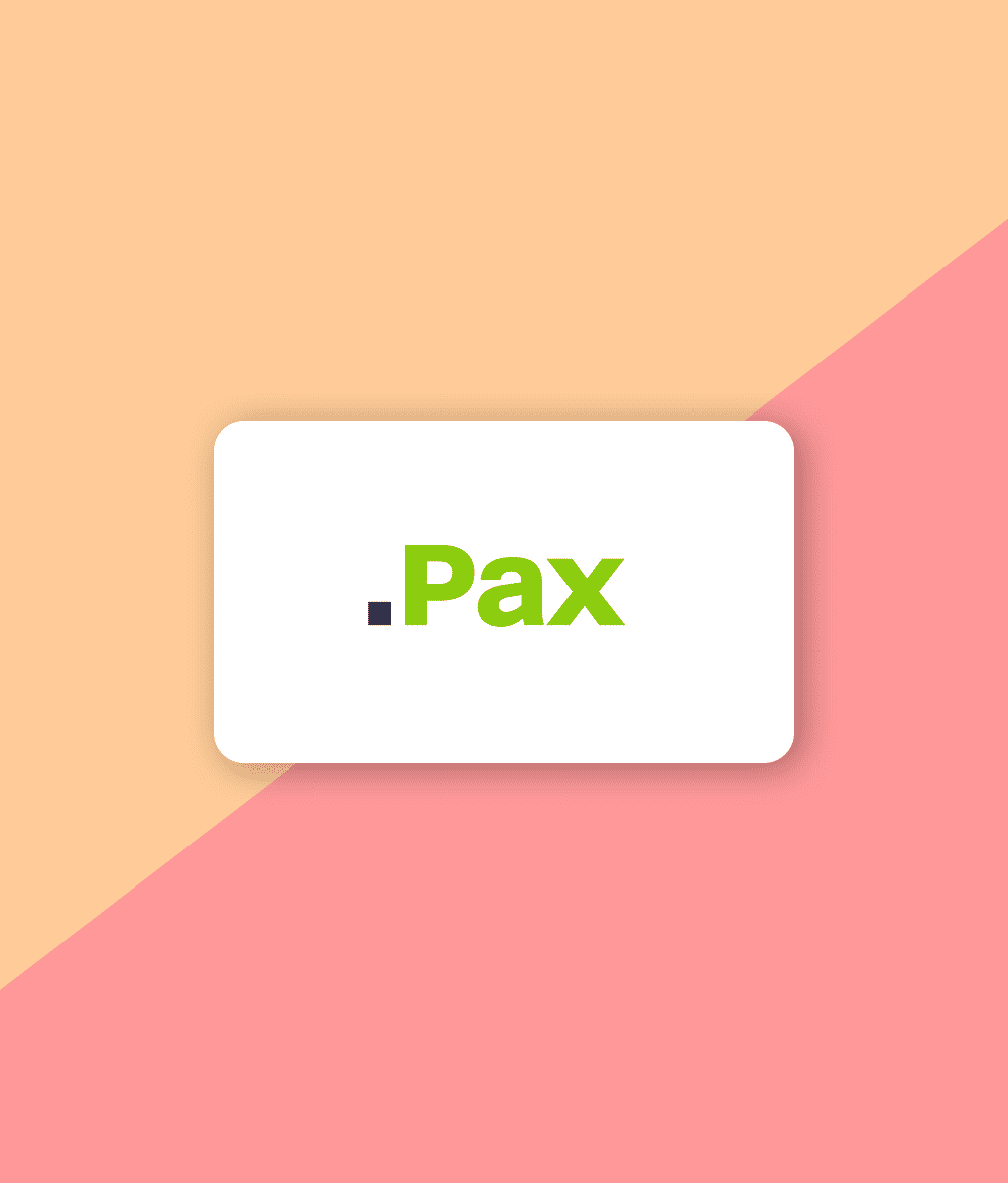 Man sieht das Logo von PAX. Das Logo ist auf weißem Hintergrund in Form einer Kreditkarte abgebildet. Es ist von einem zweifarbigen Hintergrund umgeben. Klickt man auf das Logo von PAX gelangt man zu den Hörproben der professionellen Warteschleife und der Anrufbeantworteransagen, welche VICTURA für diesen Kunden produziert hat.