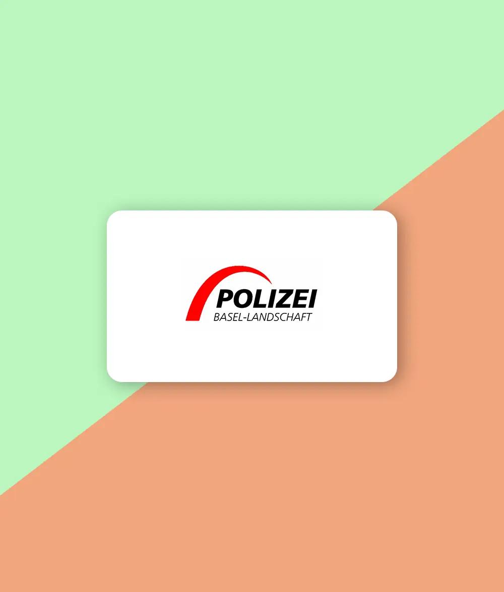 Man sieht das Logo der Polizei Basel-Landschaft. Das Logo ist auf weißem Hintergrund in Form einer Kreditkarte abgebildet. Es ist von einem zweifarbigen Hintergrund umgeben. Klickt man das Logo an, gelangt man zu den Hörproben der Polizei Basel-Landschaft, welche VICTURA produziert hat.