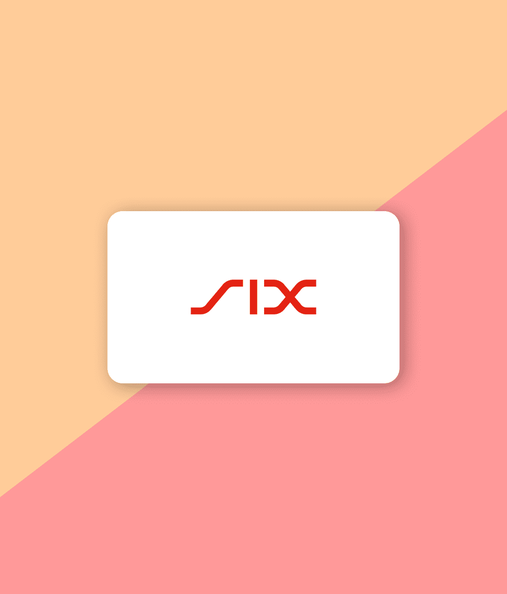 Man sieht das Logo von SIX. Das Logo ist rot und auf einem weißem Hintergrund in Form einer Kreditkarte abgebildet. Es ist von einem zweifarbigen Hintergrund umgeben. Klickt man das Logo an, gelangt man zu den Hörproben SIX, welche VICTURA für SIX produziert hat.