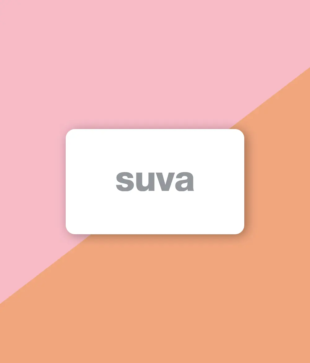 Man sieht das Logo der suva. Das Logo ist auf weißem Hintergrund in Form einer Kreditkarte abgebildet. Es ist von einem zweifarbigen Hintergrund umgeben. Klickt man das Logo an, gelangt man zu den Hörproben der suva, welche VICTURA für die suva produziert hat.