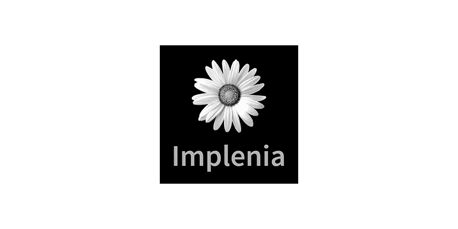 Logo der Implenia AG, welches zu den Demos für perfekt klingende Telefonansagen verweist.